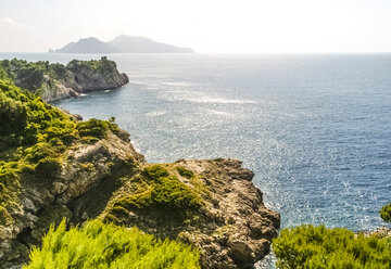 Italien, Amalfiküste, Salerno, Blick auf Capri - PUF00681