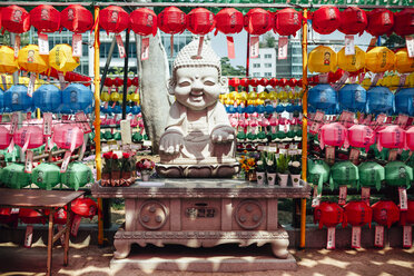Südkorea, Seoul, Happy-Buddha-Statue umgeben von bunten Laternen im Jogyesa-Tempel - GEMF01757