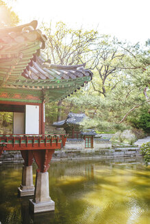 Südkorea, Seoul, Changdeokgung Palast, Buyongjeong Pavillon mit Teich am Nachmittag im Geheimen Garten - GEMF01760