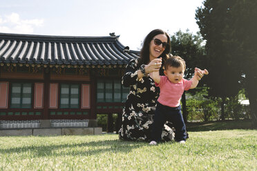 Südkorea, Seoul, Mutter und kleines Mädchen im Gyeongbokgung-Palast - GEMF01763