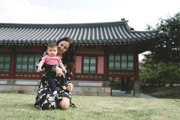 Südkorea, Seoul, Mutter und kleines Mädchen besuchen den Gyeongbokgung-Palast - GEMF01764