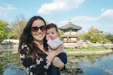 Südkorea, Seoul, Mutter und kleines Mädchen besuchen den Gyeongbokgung-Palast - GEMF01766