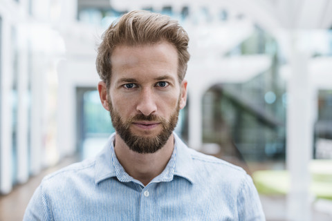 Porträt eines selbstbewussten Geschäftsmannes, lizenzfreies Stockfoto