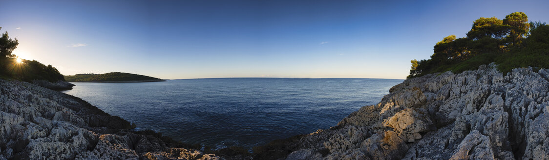 Kroatien, Istrien, Medulin, Sonnenaufgang in der Bucht - LOMF00603