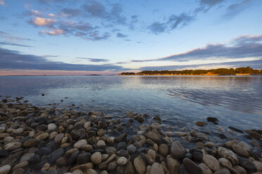 Croatia, Istria, Medulin, Sunrise on the beach - LOMF00604