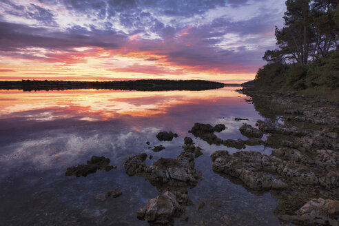 Kroatien, Istrien, Naturpark Kamenjak, Sonnenaufgang an der Adria - LOMF00608