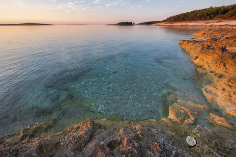 Kroatien, Istrien, Naturpark Kamenjak, Sonnenaufgang an der Adria, lizenzfreies Stockfoto