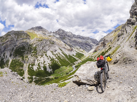 Italien, Lombardei, Sondrio, Mountainbike auf dem Weg zum Umbrailpass, lizenzfreies Stockfoto