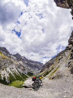 Italien, Lombardei, Sondrio, Mountainbike auf dem Weg zum Umbrailpass - LAF01876