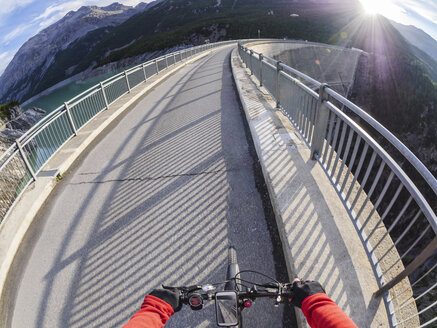 Italien, Lombardei, Sondrio, Radfahrer auf der Staumauer der Cancano-Talsperre - LAF01877