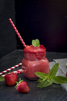 Ein Glas Smoothie aus Erdbeeren, Banane und Limette - YFF00669