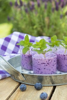 Gläser mit Heidelbeer-Smoothie mit Buttermilch und Honig, garniert mit Minzblättern - YFF00670