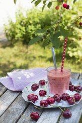 Ein Glas Kirsch-Smoothie mit Bananen, Mandelmilch und Zimt - YFF00673