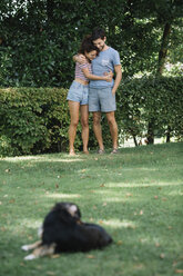 Verliebtes Paar mit Hund in einem Park - ALBF00151