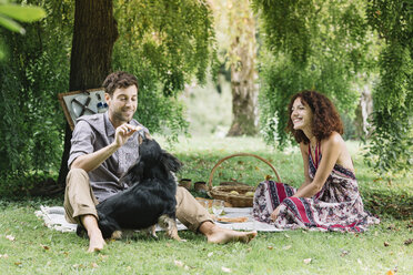 Ehepaar mit Hund beim Picknick im Park - ALBF00152