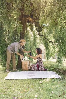 Paar bereitet ein Picknick in einem Park vor - ALBF00163
