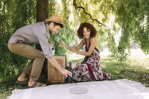 Paar bereitet ein Picknick in einem Park vor - ALBF00164