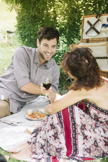 Pärchen beim Picknick im Park, das Rotwein trinkt - ALBF00175