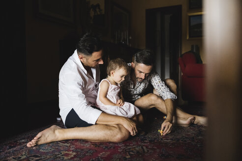 Schwules Paar spielt mit seiner kleinen Tochter zu Hause - MRAF00236