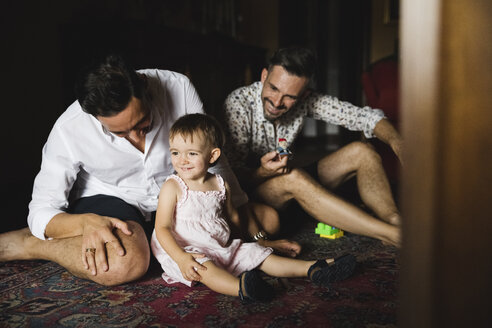 Schwules Paar spielt mit seiner kleinen Tochter zu Hause - MRAF00237