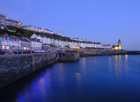 UK, Cornwall, Porthleven zur blauen Stunde - SIEF07485