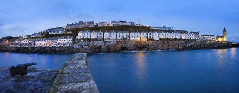 UK, Cornwall, Porthleven zur blauen Stunde, lizenzfreies Stockfoto