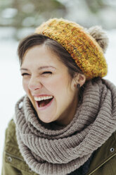Porträt einer lachenden Frau im Schnee - ZEDF00801