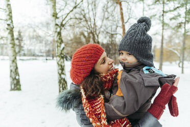 Mutter und kleiner Sohn im Schnee - ZEDF00806