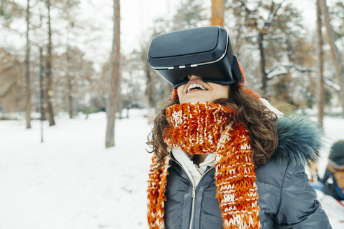 Frau mit Virtual-Reality-Brille in Winterlandschaft - ZEDF00811