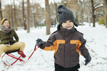 Porträt eines kleinen Jungen im Schnee - ZEDF00814