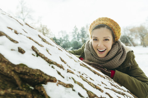 Porträt einer lachenden Frau im Schnee, lizenzfreies Stockfoto