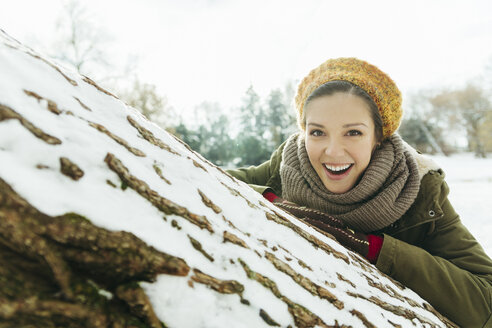 Porträt einer lachenden Frau im Schnee - ZEDF00815