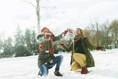 Zwei beste Freunde haben Spaß im Schnee, lizenzfreies Stockfoto