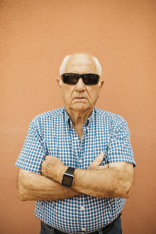 Porträt eines älteren Mannes mit Sonnenbrille und Smartwatch, lizenzfreies Stockfoto