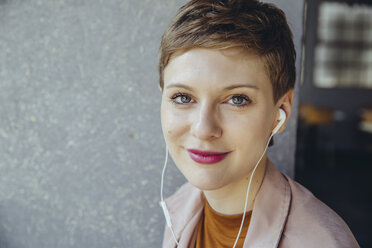 Porträt einer Frau mit Kopfhörern - MFF03838