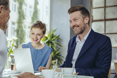 Business people having a meeting in a cafe - MFF03847