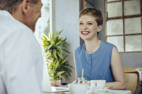 Geschäftsmann und Geschäftsfrau bei einem Treffen in einem Café - MFF03854