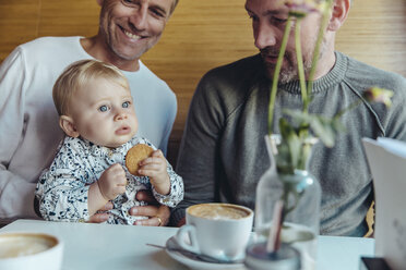 Homosexuelles Paar betrachtet sein Baby im Cafe - MFF03885