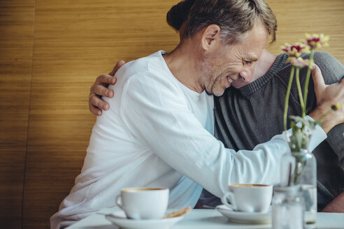 Zärtliches schwules Paar im Cafe - MFF03888