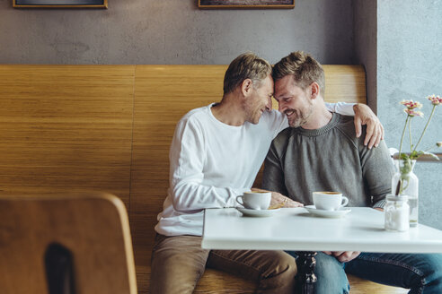 Affectionate gay couple in cafe - MFF03892