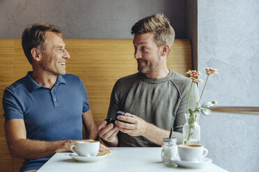 Schwuler Mann bietet seinem Partner im Café einen Ehering an - MFF03895