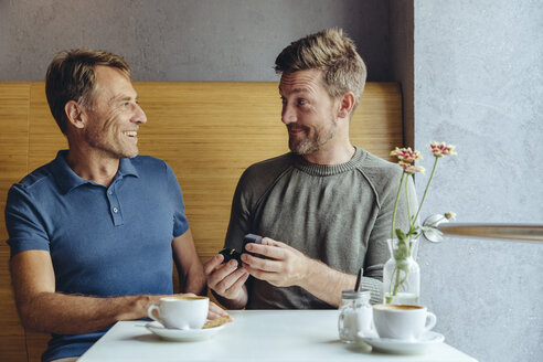 Schwuler Mann bietet seinem Partner im Café einen Ehering an - MFF03895
