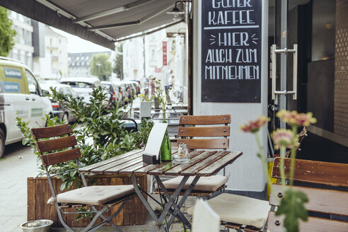 Außenansicht eines leeren Straßencafés - MFF03913