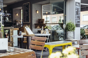 Außenansicht eines leeren Straßencafés - MFF03914