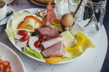 Teller mit Frühstück im Cafe - MFF03920