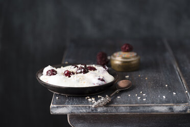 Bowl of natural yoghurt with blackberries and popped amarant - MYF01950