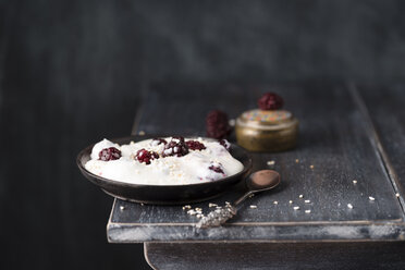 Schale Naturjoghurt mit Brombeeren und gepopptem Amarant - MYF01950