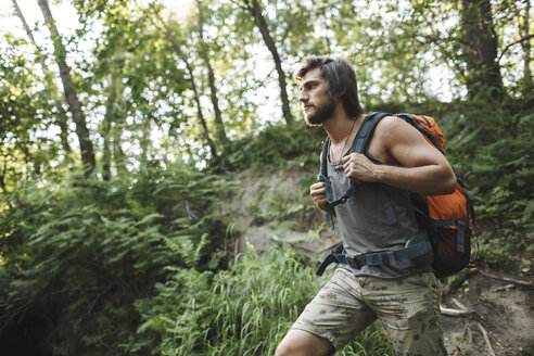 Junger Mann beim Wandern im Wald - VPIF00023