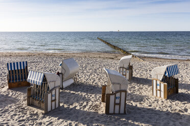 Deutschland, Mecklenburg-Vorpommern, Nienhagen, Strandkörbe am Strand - WIF03424