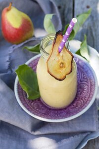 Glasflasche Fruchtsmoothie mit Birne-Apfel, Apfeltee und Minze - YFF00675